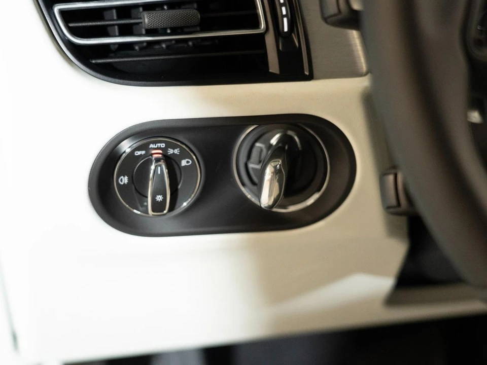 2026 Porsche Macan - Image 23 of 28