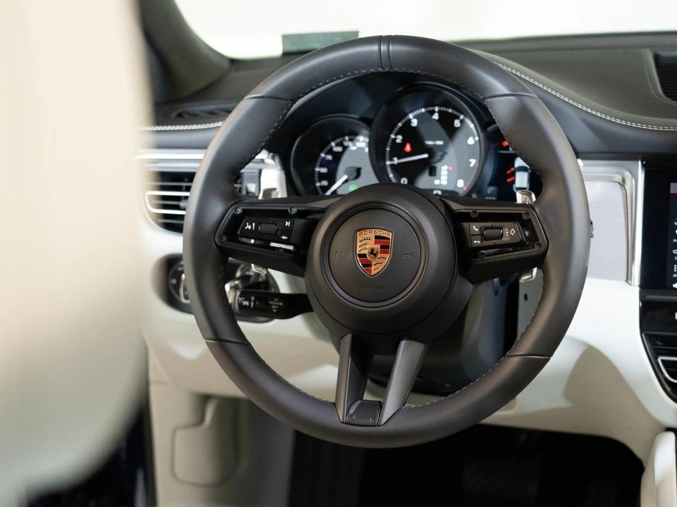 2026 Porsche Macan - Image 26 of 28
