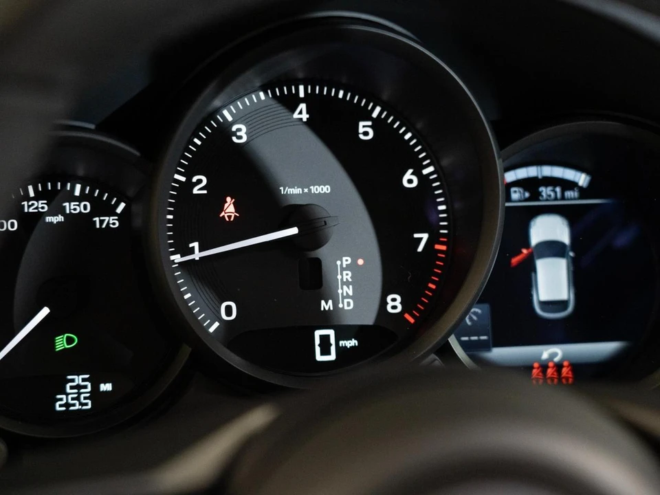 2026 Porsche Macan - Image 19 of 28