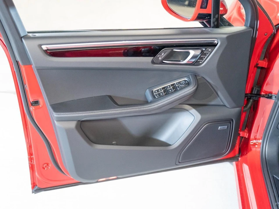 2026 Porsche Macan Electric - Image 16 of 29