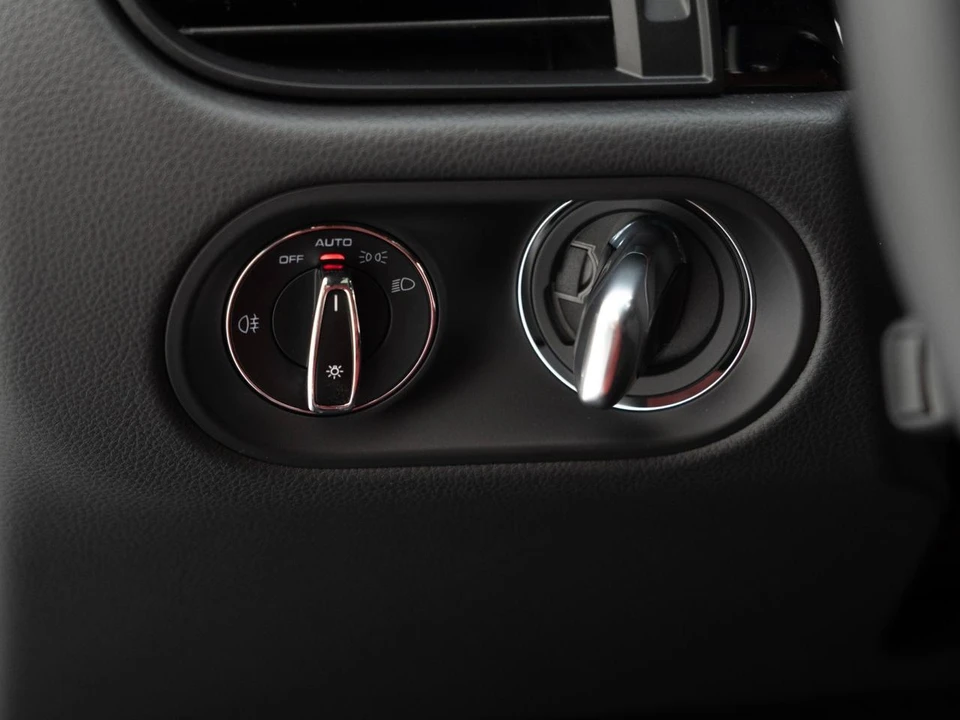 2026 Porsche Macan - Image 22 of 29