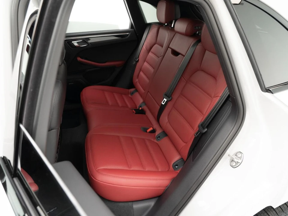 2026 Porsche Macan - Image 23 of 29