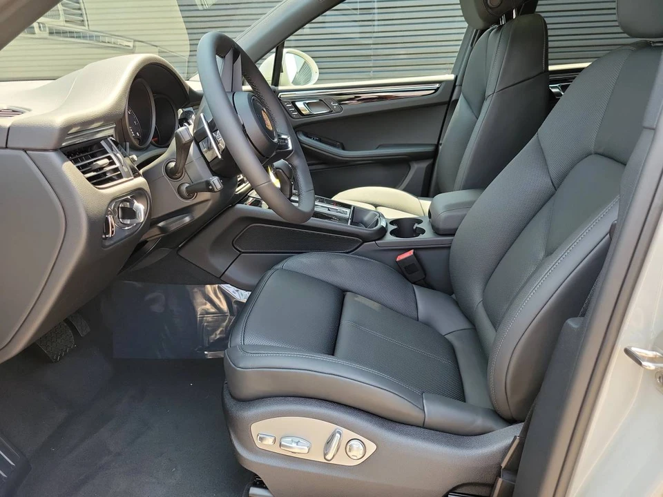 2026 Porsche Macan Electric - Image 5 of 5