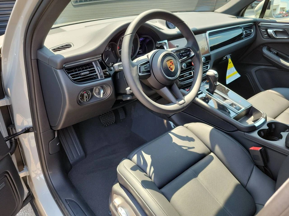2026 Porsche Macan Electric - Image 4 of 5