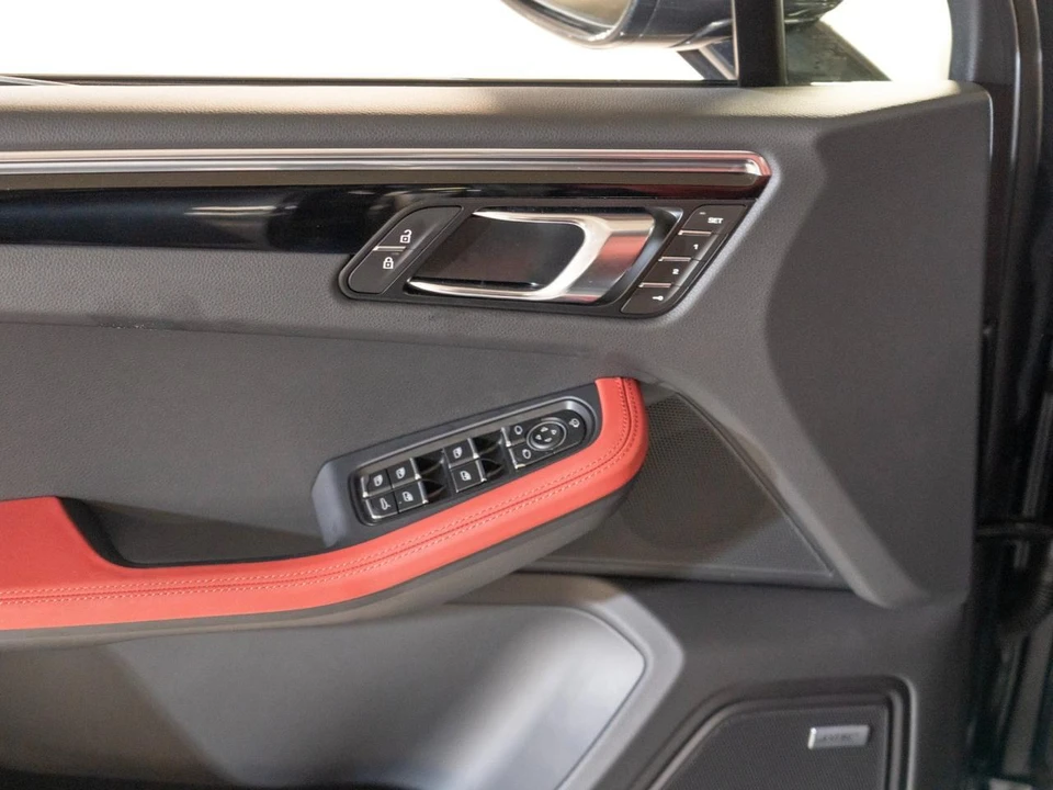 2026 Porsche Macan Electric - Image 18 of 28