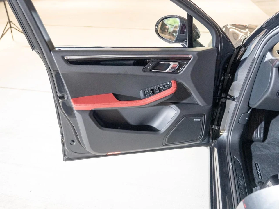 2026 Porsche Macan Electric - Image 17 of 28