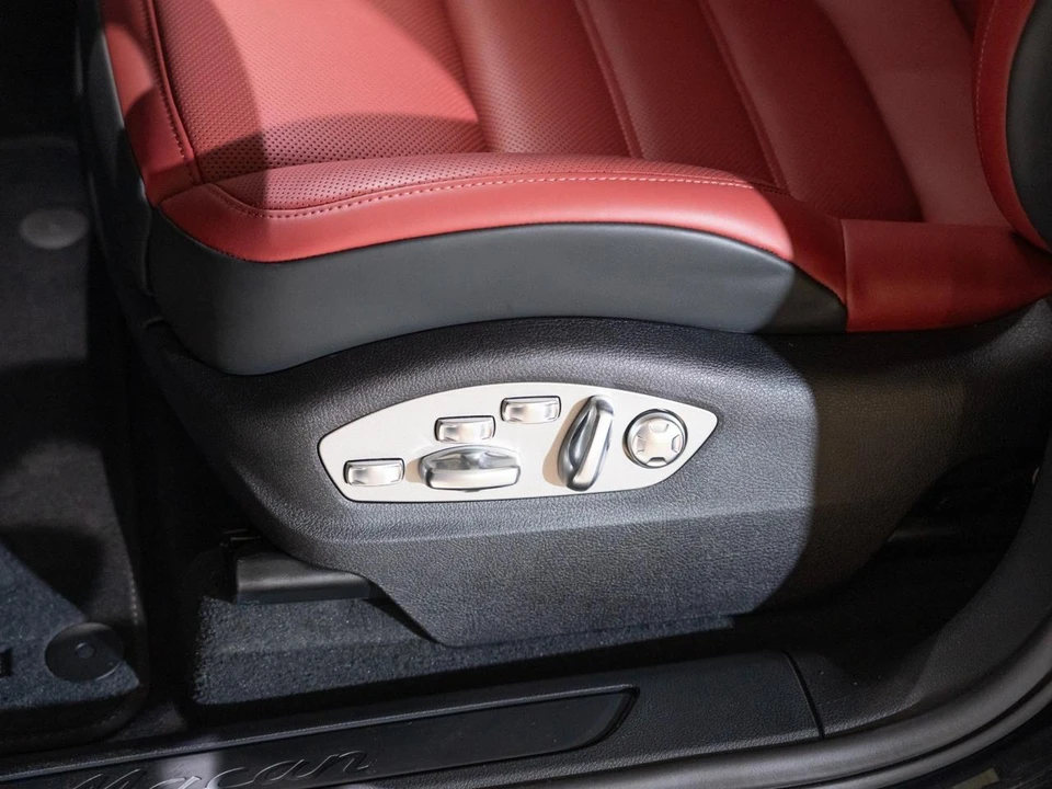 2026 Porsche Macan Electric - Image 13 of 28