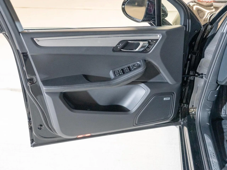 2026 Porsche Macan Electric - Image 17 of 26