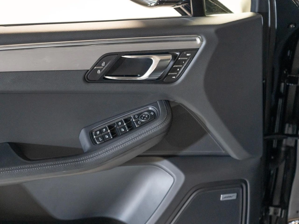 2026 Porsche Macan Electric - Image 18 of 26
