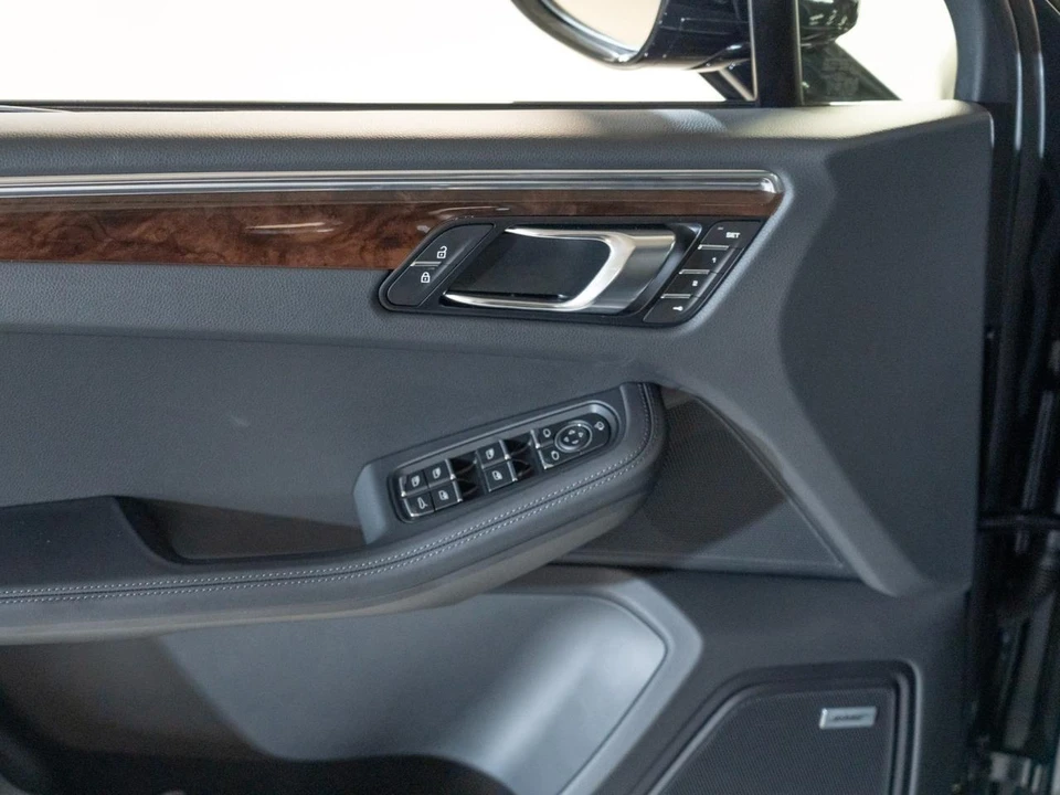 2026 Porsche Macan Electric - Image 17 of 29