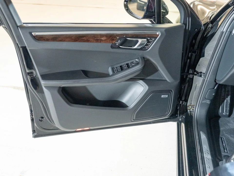 2026 Porsche Macan Electric - Image 16 of 29