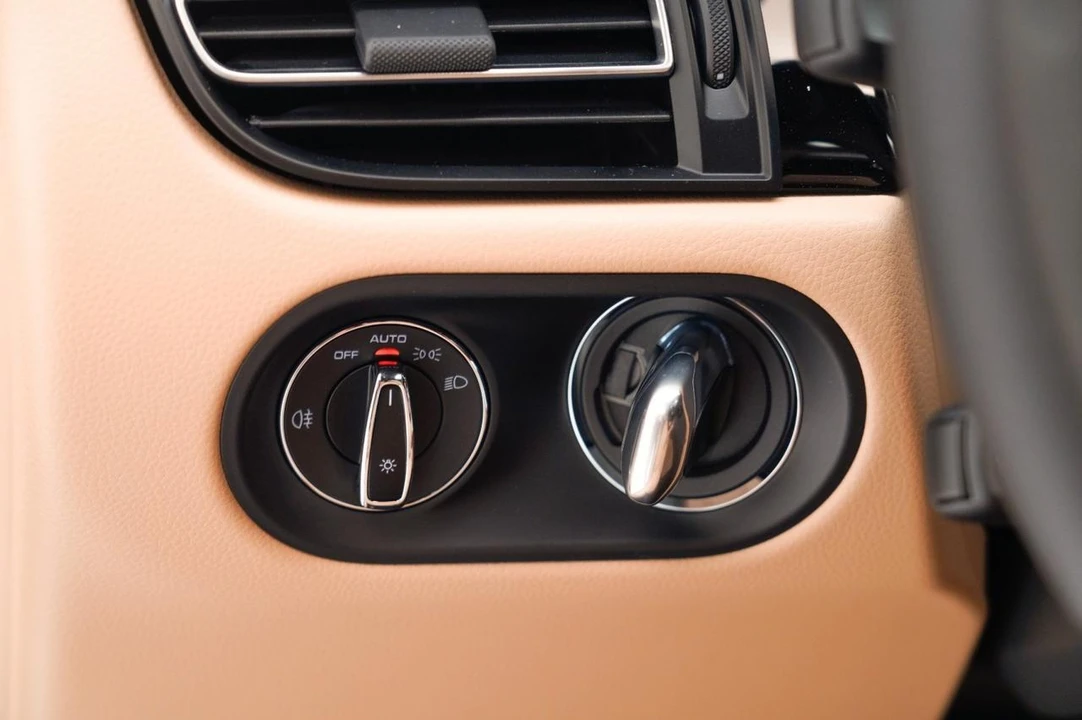 2026 Porsche Macan - Image 26 of 29