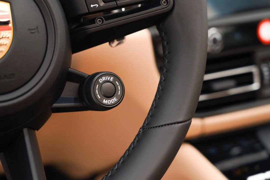 2026 Porsche Macan - Image 25 of 29