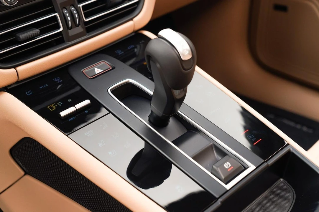 2026 Porsche Macan - Image 24 of 29
