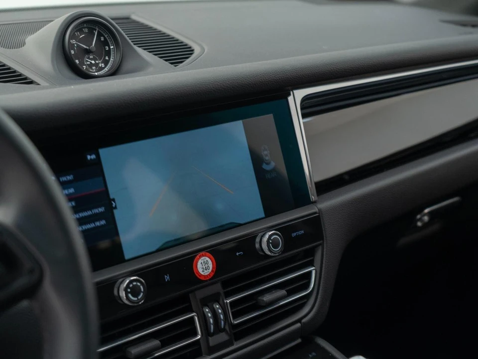 2026 Porsche Macan - Image 24 of 30