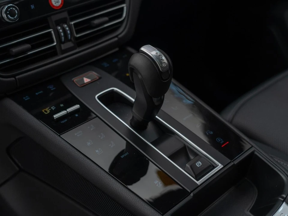 2026 Porsche Macan - Image 25 of 30