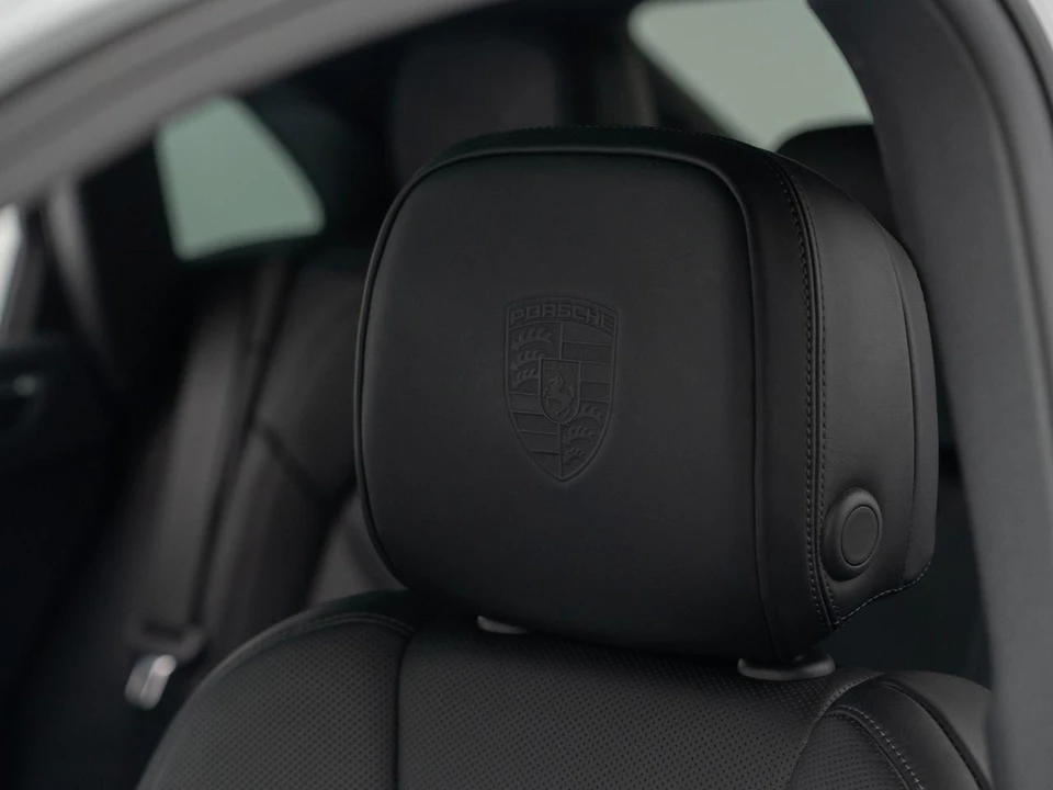 2026 Porsche Macan - Image 18 of 30