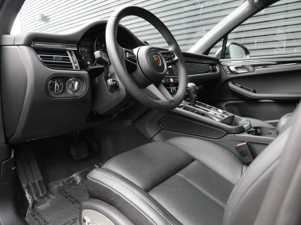 2026 Porsche Macan Electric - Image 4 of 5