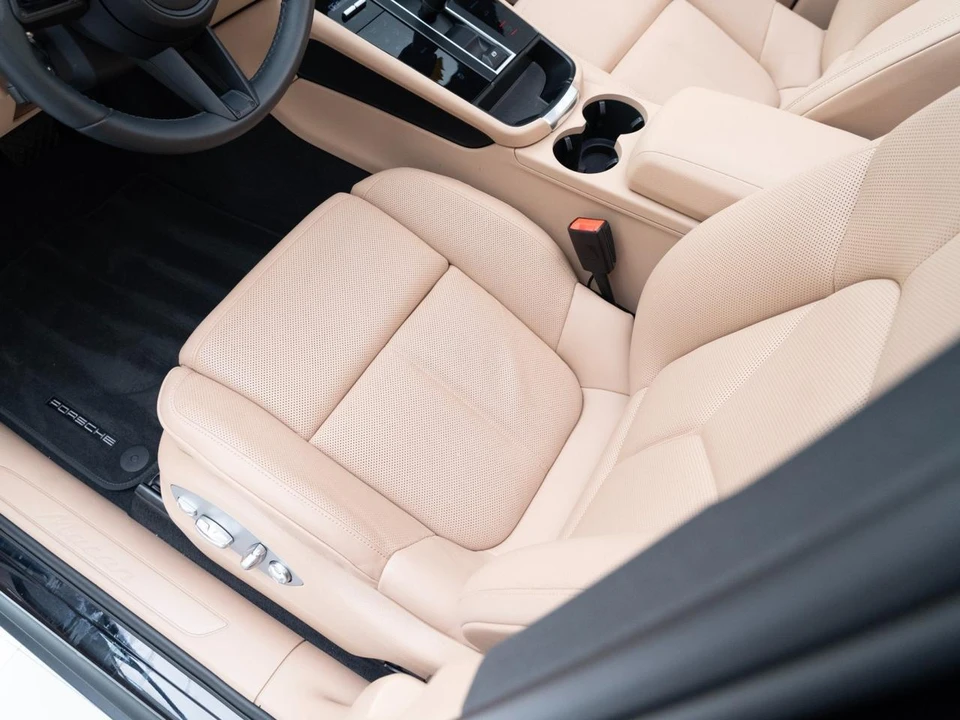 2026 Porsche Macan - Image 16 of 30