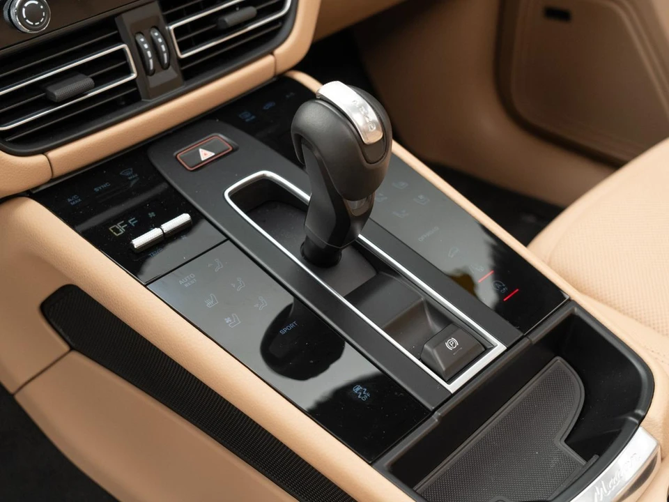 2026 Porsche Macan - Image 25 of 30