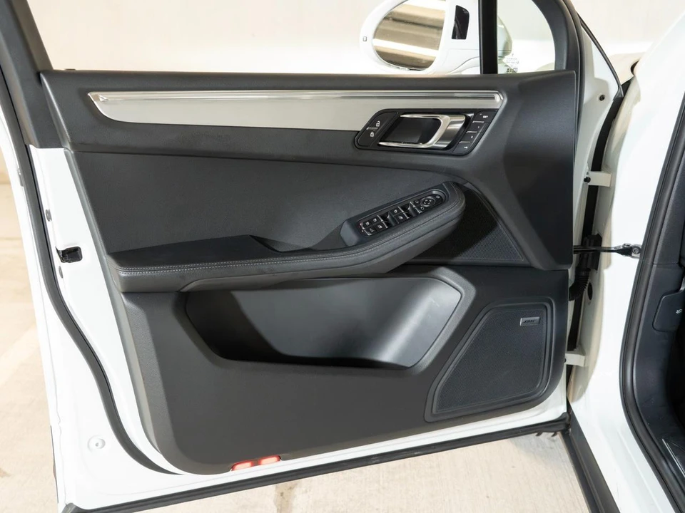 2026 Porsche Macan - Image 19 of 31