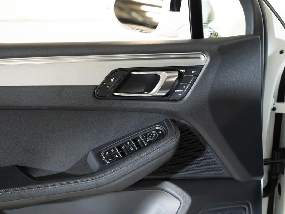 2026 Porsche Macan - Image 20 of 31
