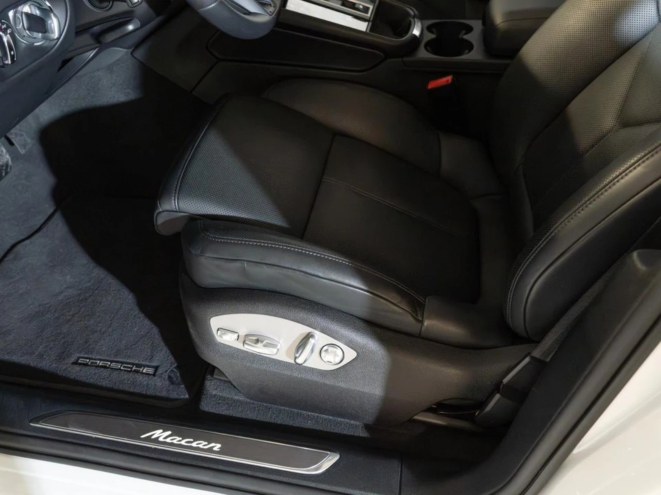 2026 Porsche Macan - Image 16 of 31
