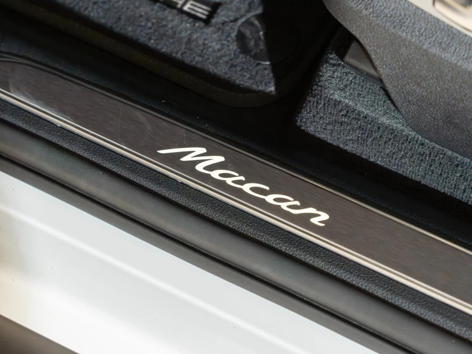 2026 Porsche Macan - Image 14 of 31