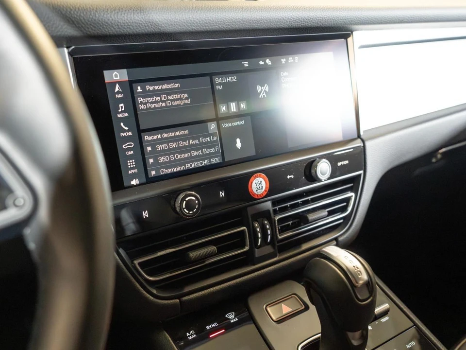 2026 Porsche Macan - Image 25 of 31