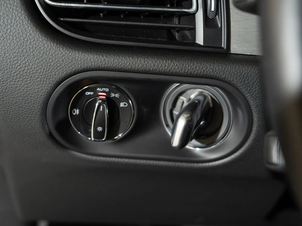 2026 Porsche Macan - Image 29 of 31