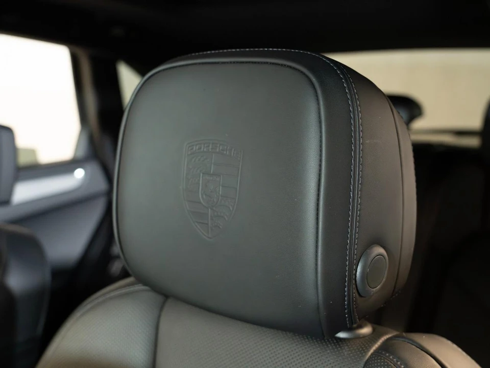 2026 Porsche Macan - Image 18 of 31