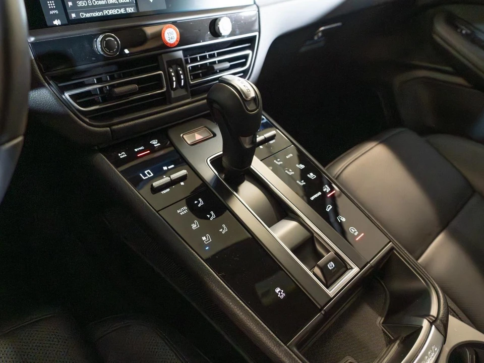 2026 Porsche Macan - Image 26 of 31