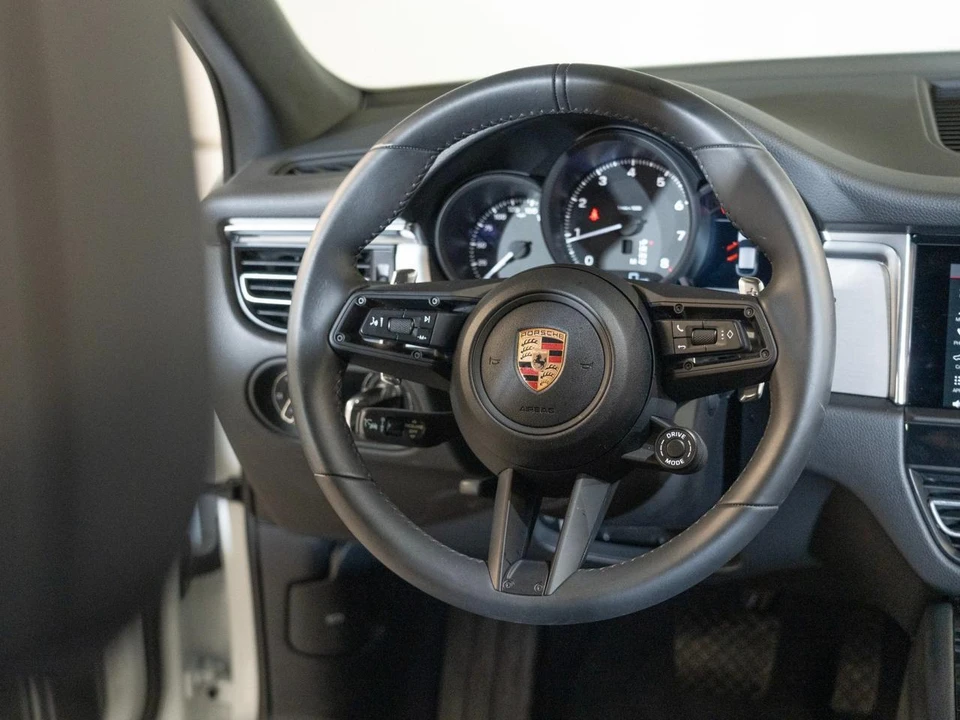 2026 Porsche Macan - Image 27 of 29