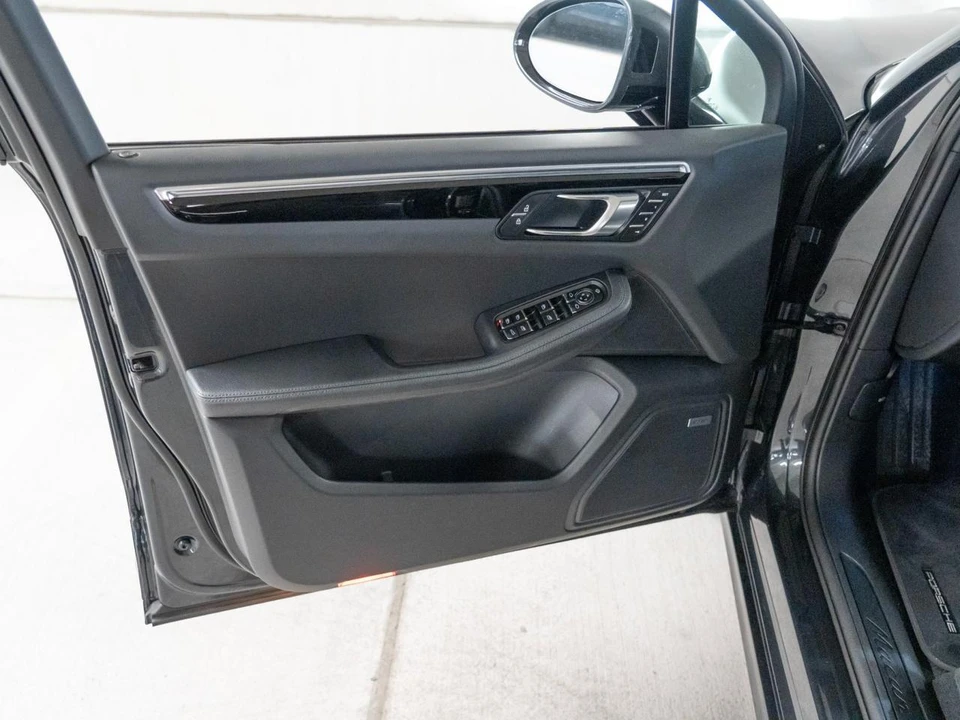 2026 Porsche Macan Electric - Image 17 of 30