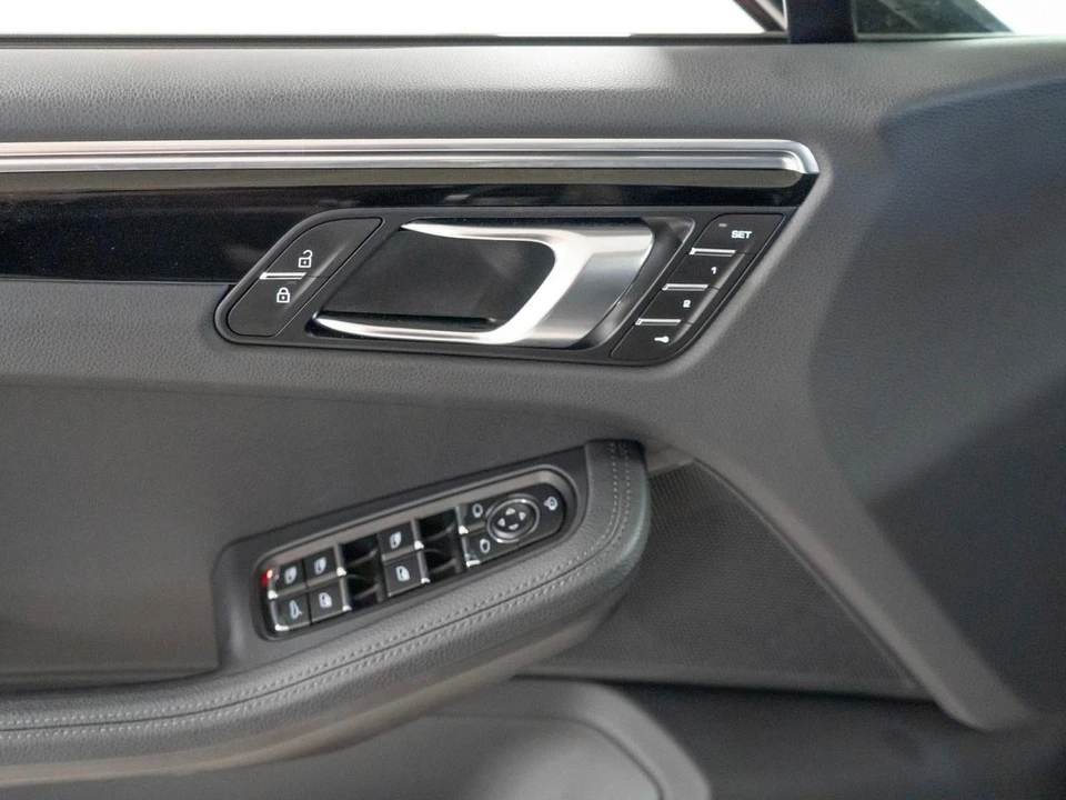 2026 Porsche Macan Electric - Image 18 of 30