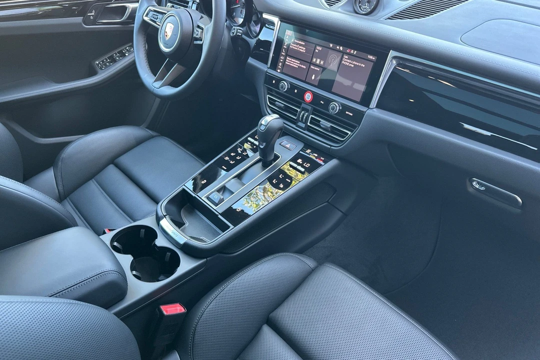 2026 Porsche Macan Electric - Image 18 of 31