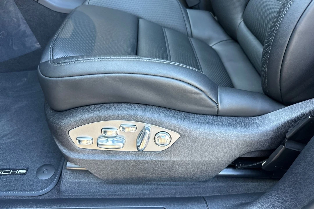 2026 Porsche Macan - Image 14 of 31