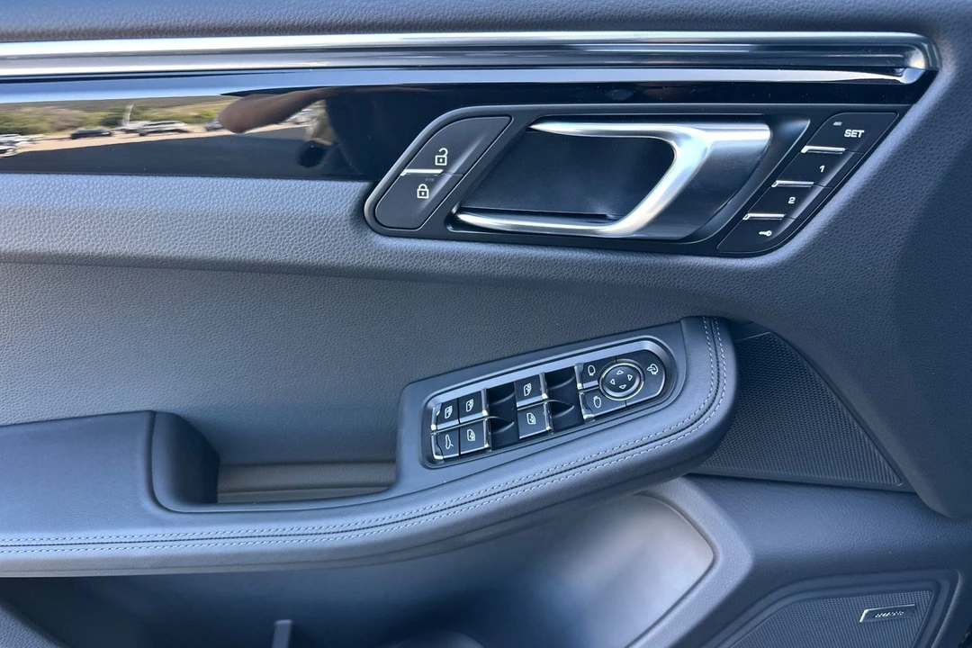 2026 Porsche Macan Electric - Image 12 of 31