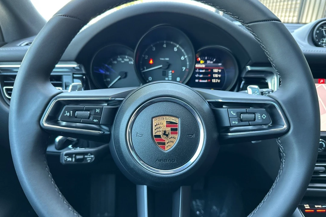 2026 Porsche Macan - Image 29 of 31
