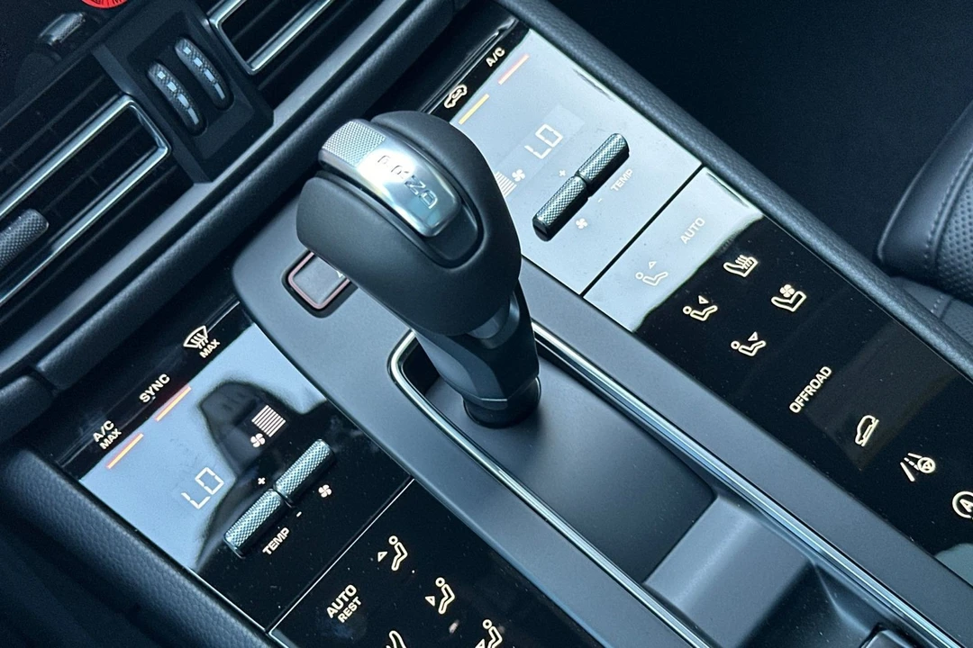 2026 Porsche Macan - Image 28 of 31