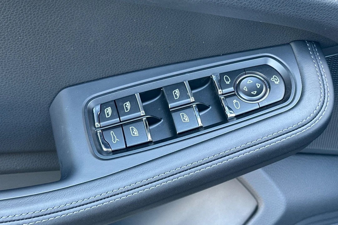 2026 Porsche Macan - Image 13 of 31