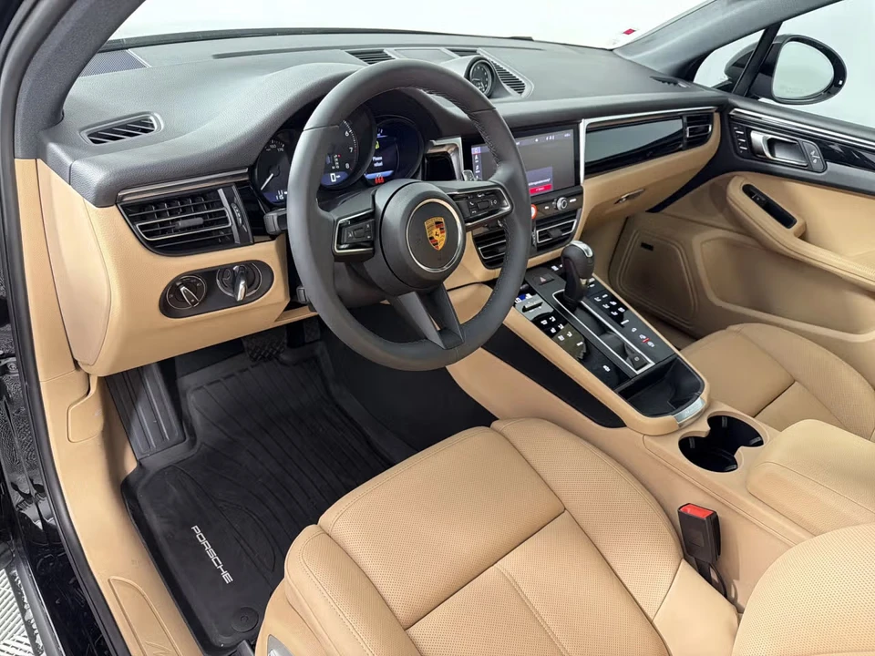 2026 Porsche Macan - Image 28 of 31
