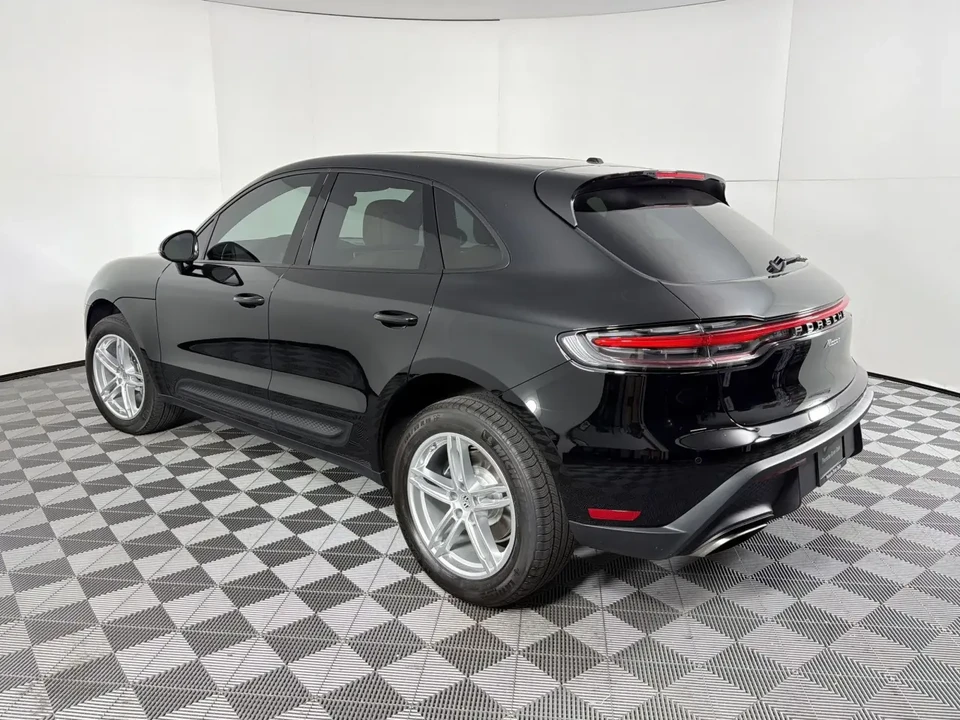 2026 Porsche Macan - Image 24 of 31