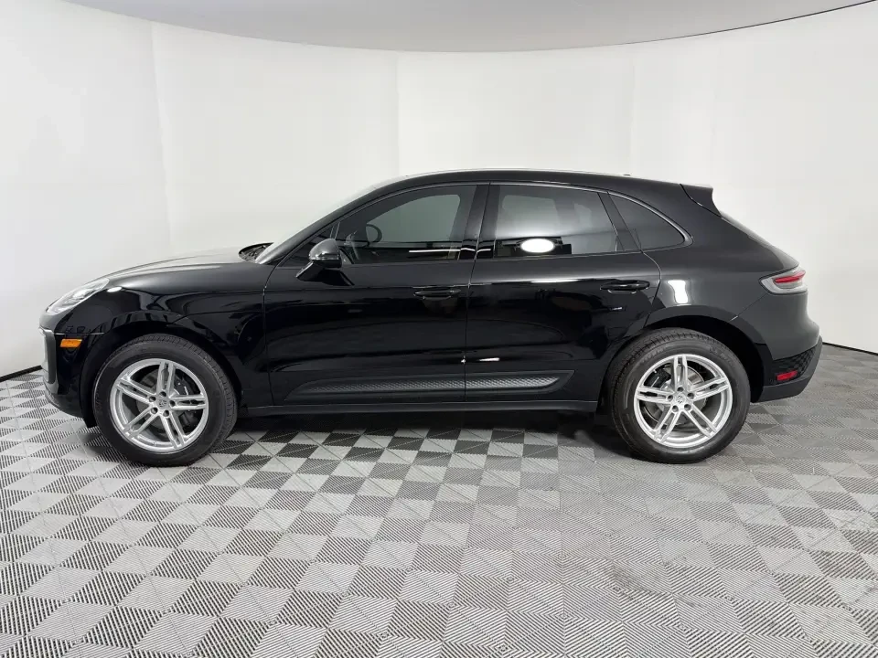 2026 Porsche Macan - Image 15 of 31