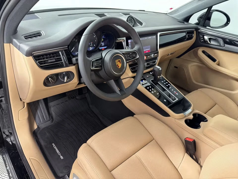 2026 Porsche Macan - Image 27 of 31