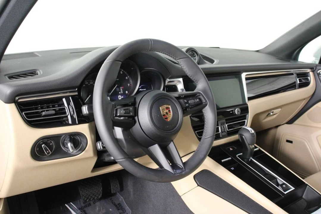 2026 Porsche Macan Electric - Image 4 of 5