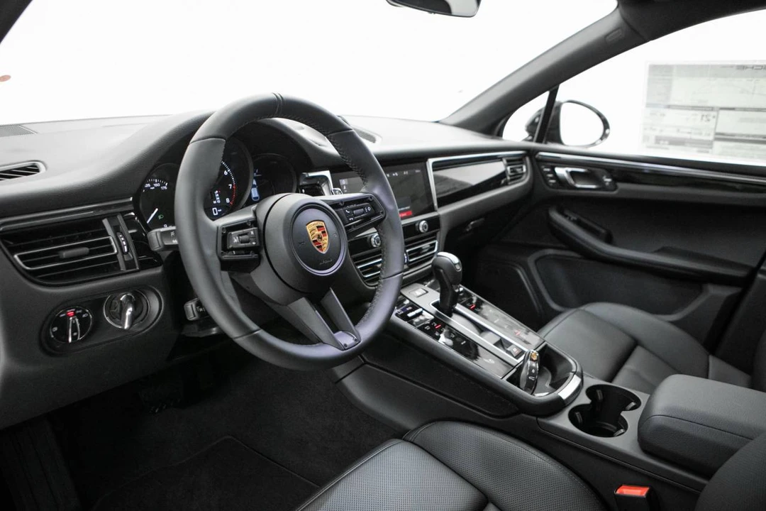 2026 Porsche Macan Electric - Image 4 of 5