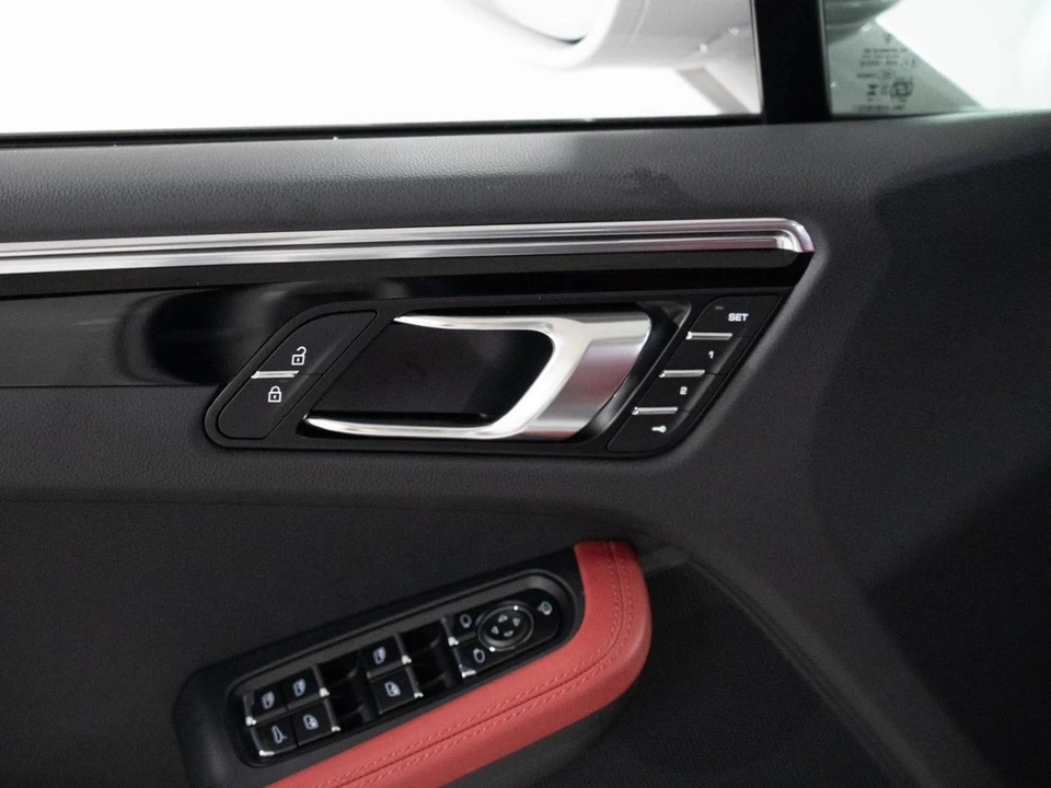 2026 Porsche Macan Electric - Image 17 of 28