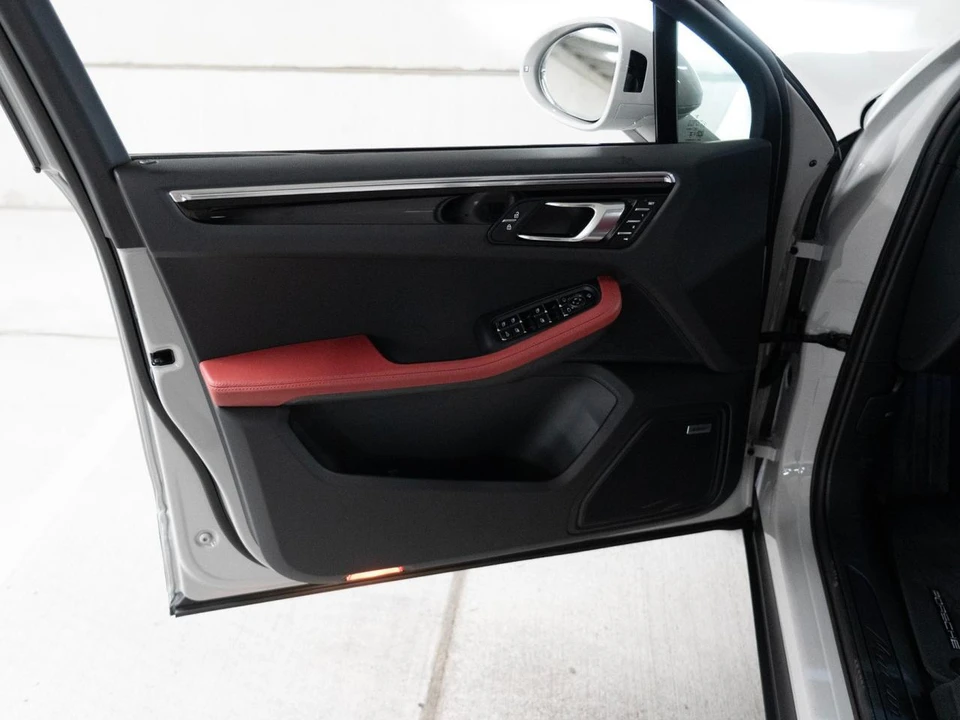 2026 Porsche Macan Electric - Image 16 of 28