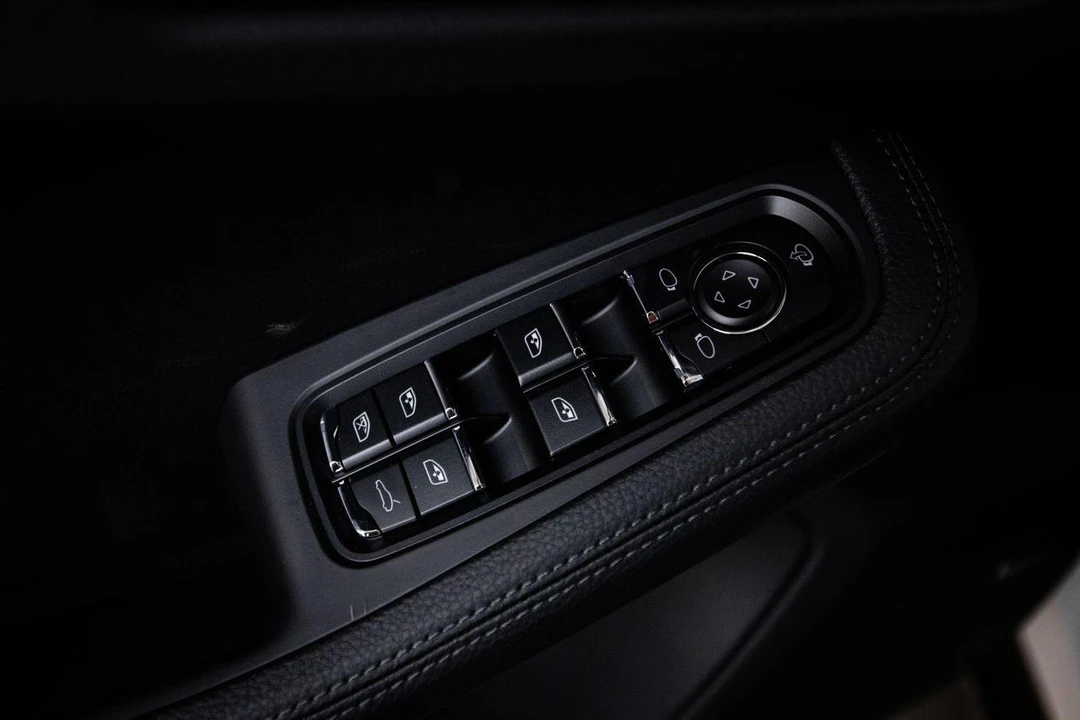 2026 Porsche Macan - Image 22 of 29